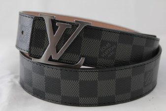 UX1010  Louis Vuitton  550 lei